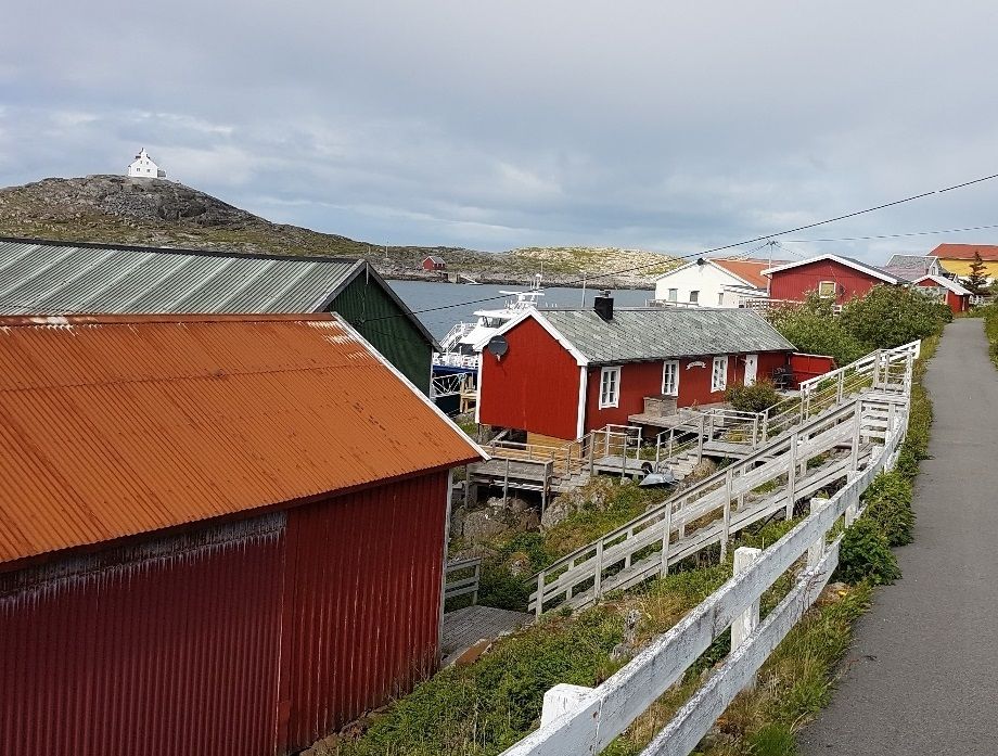 En del av bebyggelsen sør for butikken 